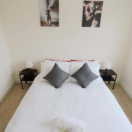 Easytravel Luxury Nec/Airport 3 Beds House Apartment Бирмингам Екстериор снимка
